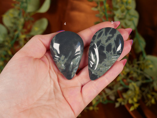 Spiderweb Obsidian Alien [medium]